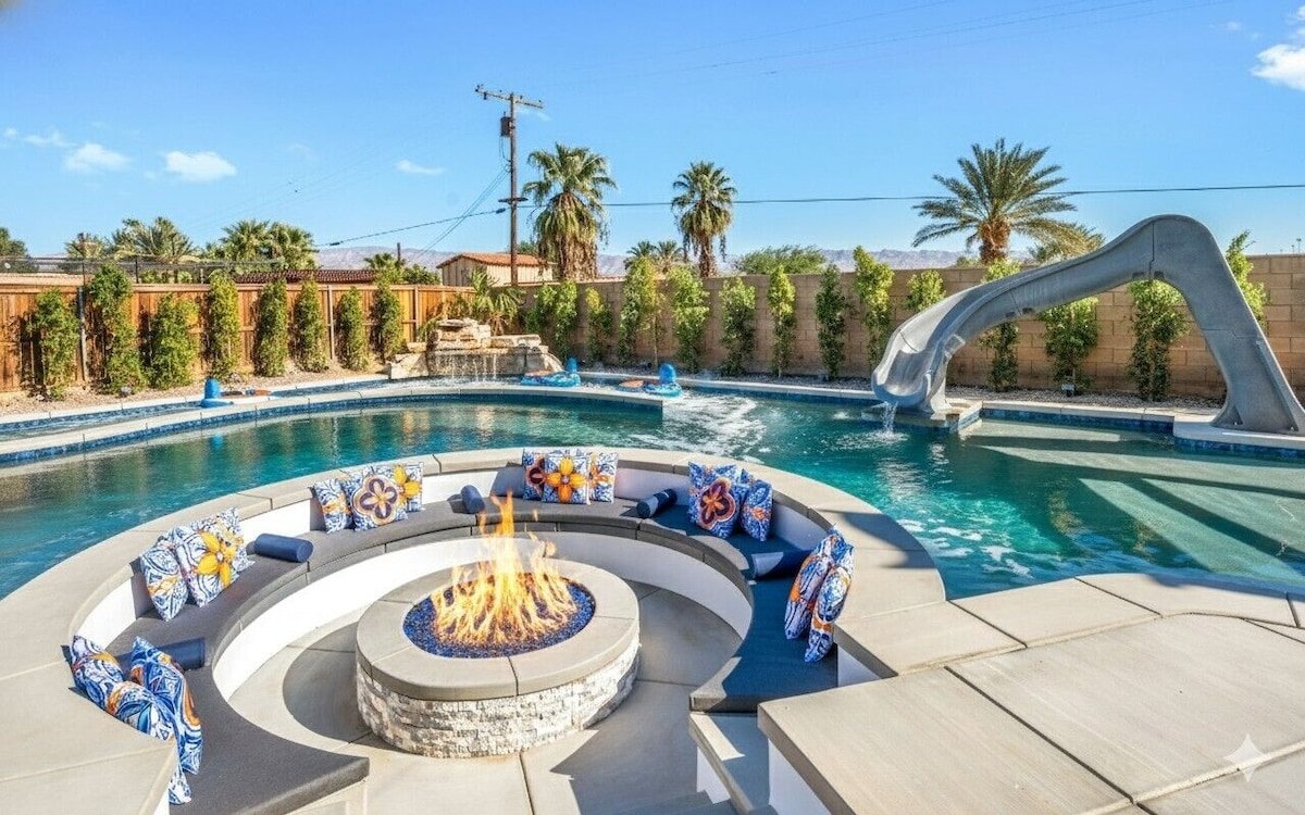 LAZY RIVER, mini WATERPARK, Slides, Basketball Ct, Firepit, Arcades, 6 Bedrooms