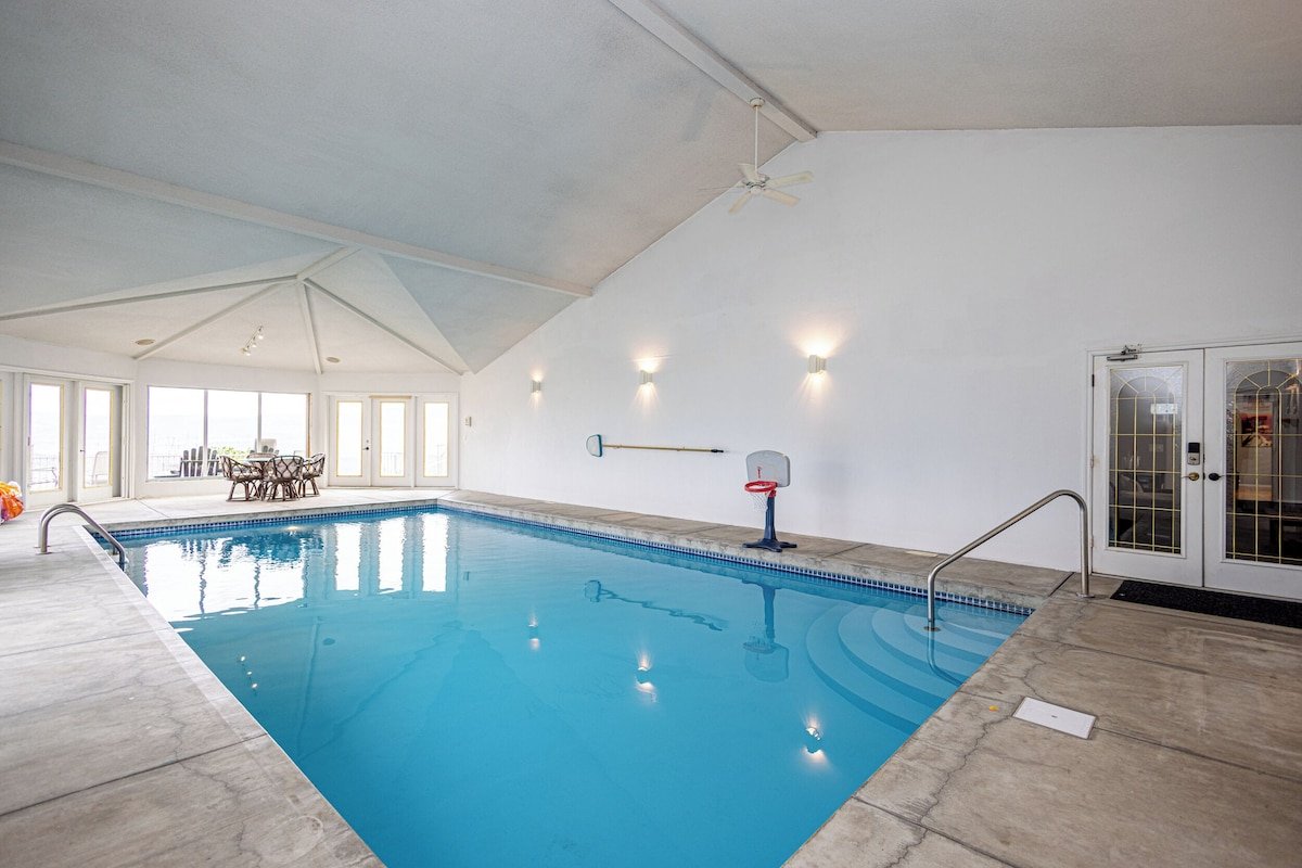 10 Acre Luxury Rosehill Estate:Heated Indoor Pool/Sauna/Hottub/Lakeview