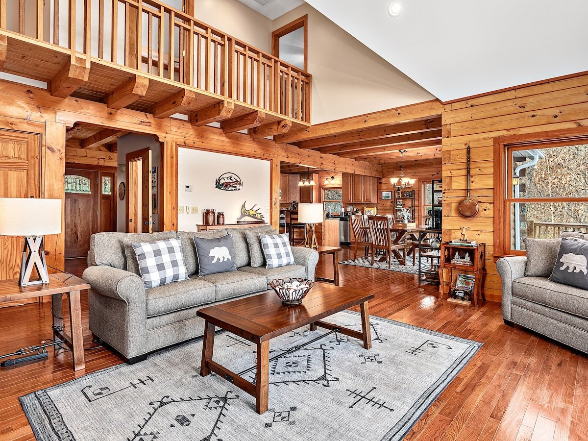 Breathtaking Mountain View Luxury AVL Cabin w/Hot Tub, Fireplaces, Hi-Speed Wifi