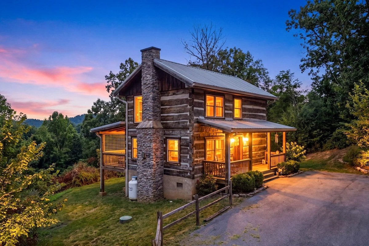 Sheriff's Cabin - Mountain views from your hot tub!