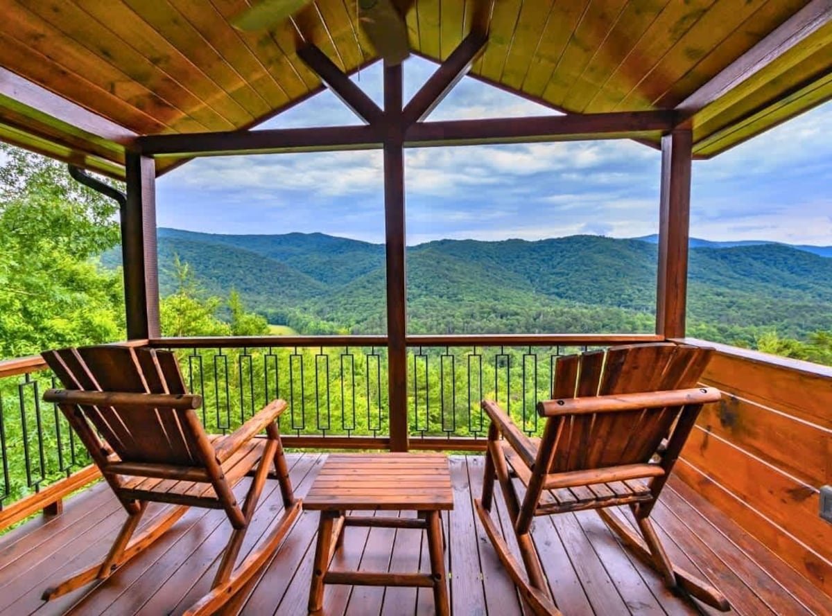 Stunning Mountaintop Cabin in Blue Ridge, GA