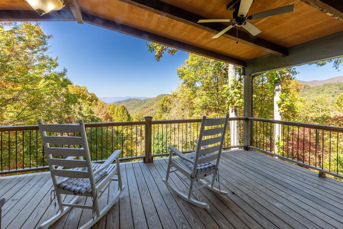 Clingmans View Chalet-Mountain Views - Hot Tub - Fire Pit - 4WD-AWD