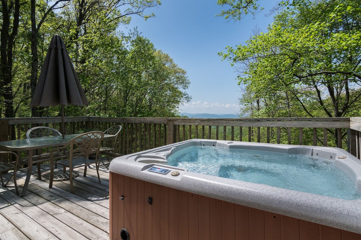 ASHEVILLE Luxury cabin HOT TUB VIEWS 7 Acres Privacy Weekly discount.